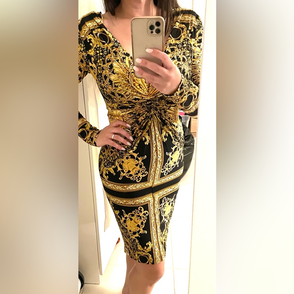 Baroque print dress size small (it can fit a size medium) Brand new with tag on - Picture 2 of 3